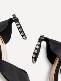 Linzi FEARNE Online