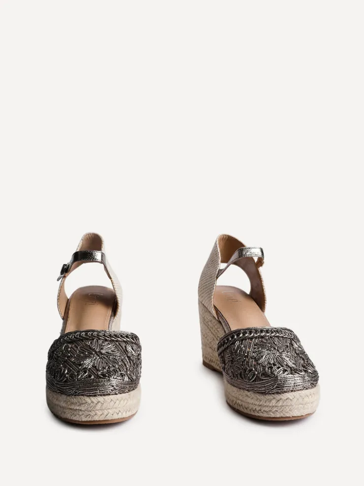 Linzi MYSTIC New